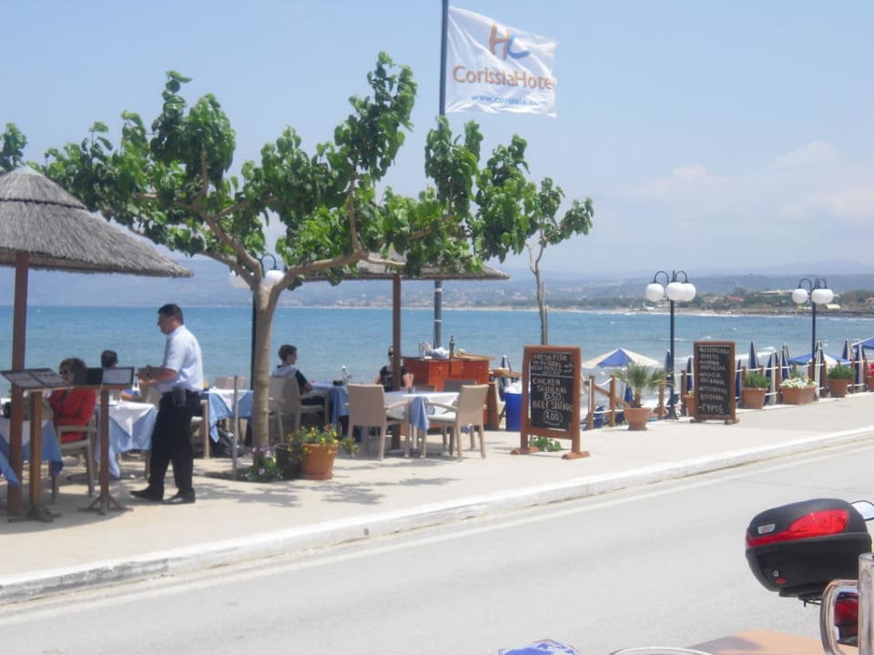 Essensmöglichkeit an der Promenade Hotel Corissia Princess