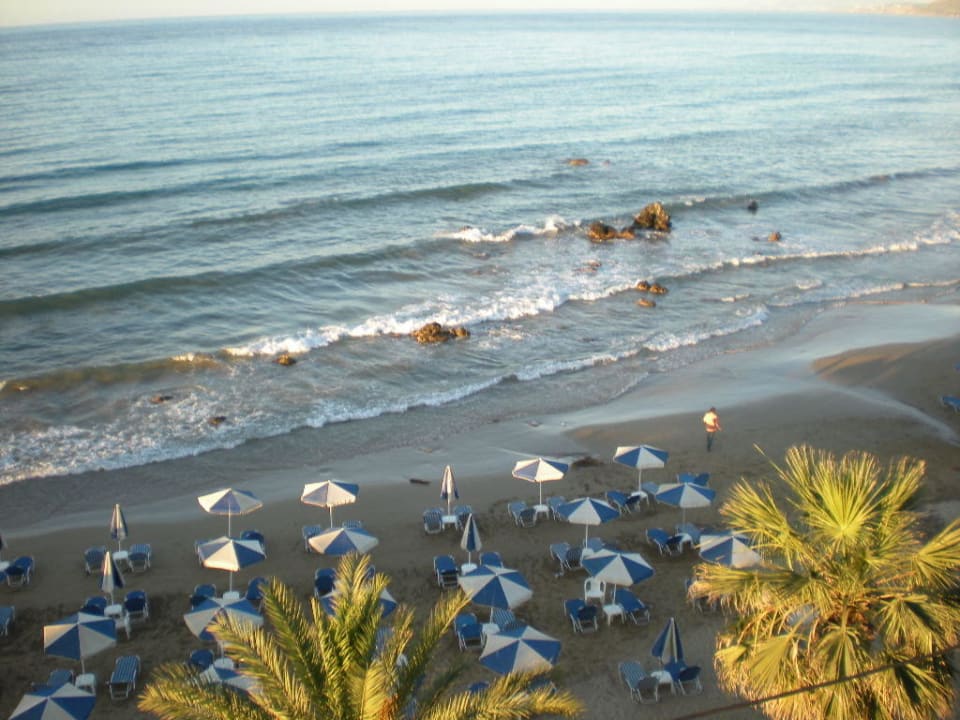 Blick von der Dachterrasse auf den Strand Hotel Corissia Princess