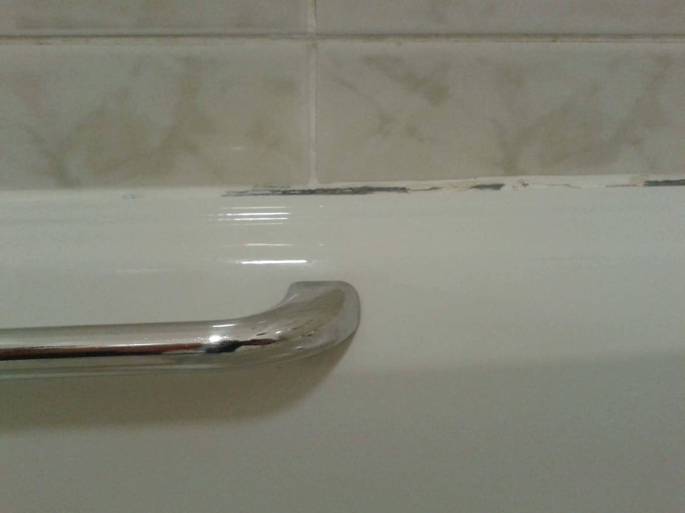 Schimmel in den Silikonfugen im Bad Castlerosse Ferienhäuser