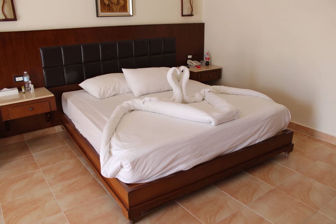 Kunstwerke im 400er Zimmer ( toller Service ) Pickalbatros Alf Leila Wa Leila Resort - Neverland Hurghada