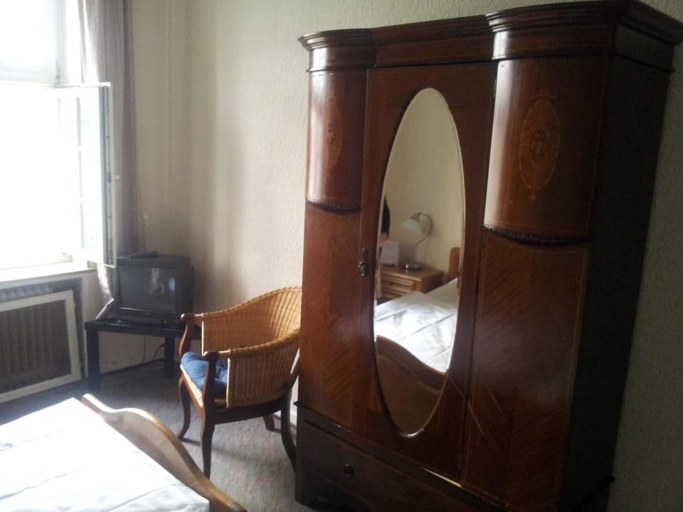 Der Kleiderschrank mit Safe Rhein-Hotel St.Martin