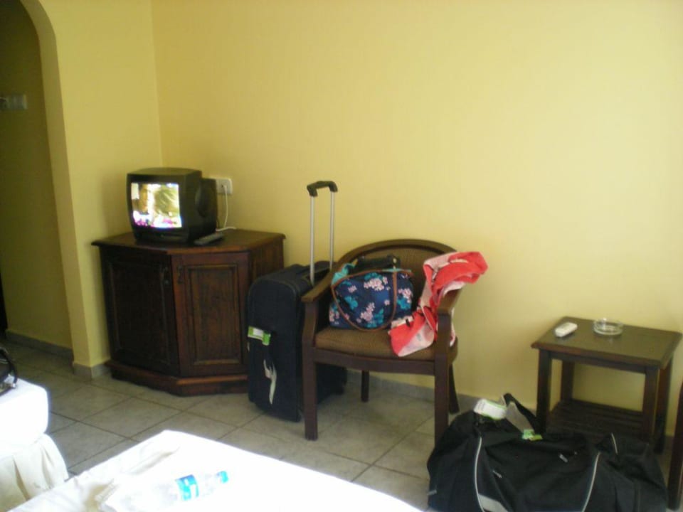 Zimmer - Fernseher & Minibar Hotel Atrium