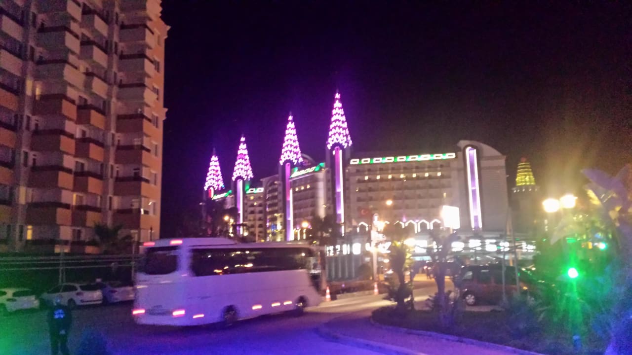Blick zur Straße bei Nacht Wyndham Garden Lara