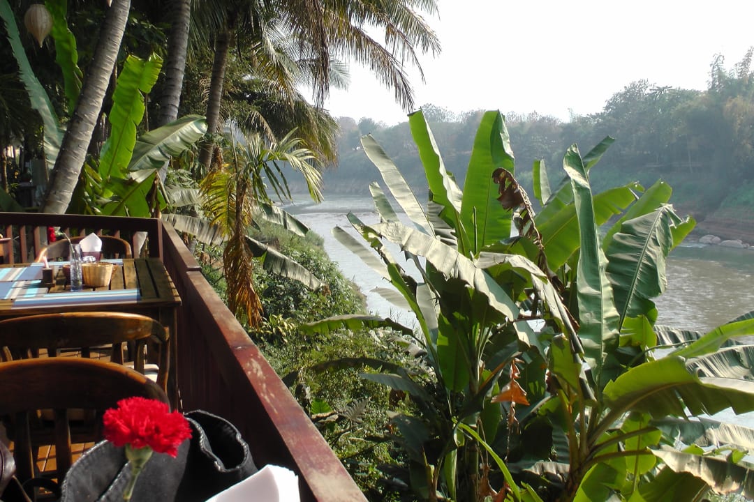 Frühstücksterrasse am Fluss Burasari Heritage Luang Prabang