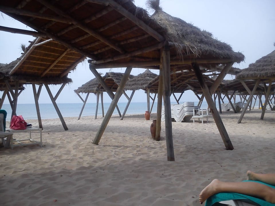 Fast immer leerer Starnd im April The Orangers Beach Resort and Bungalows