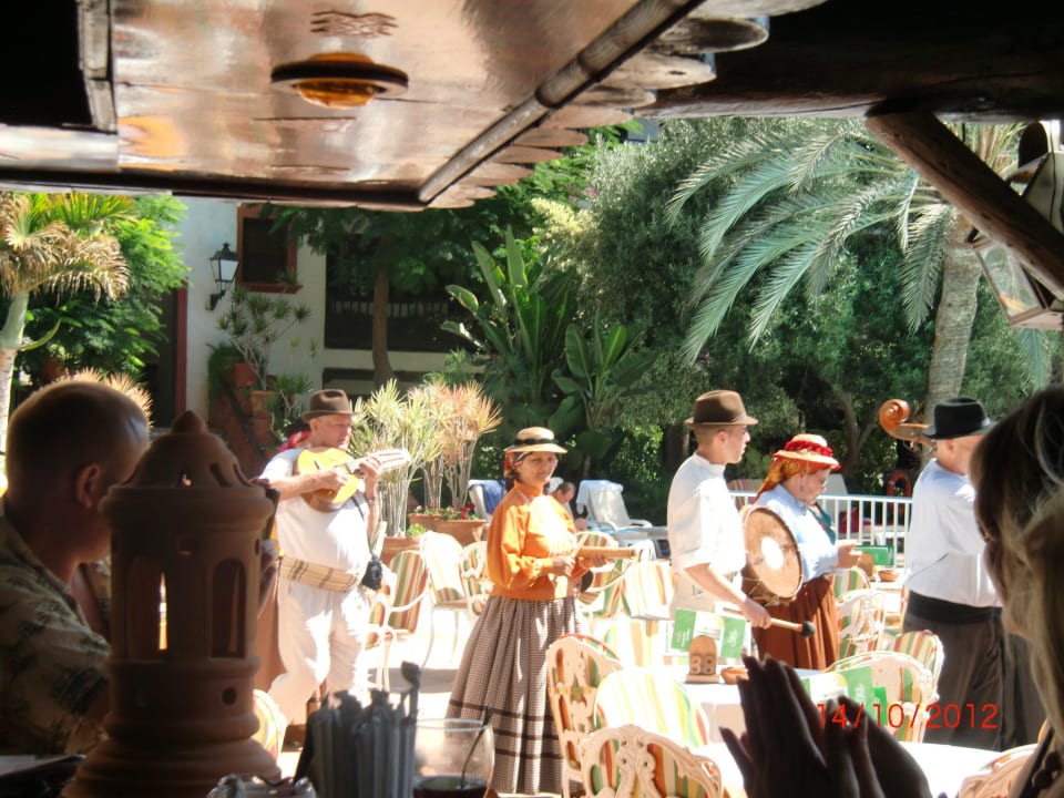 Kanarische Folkore am Pool Hotel Parque Tropical