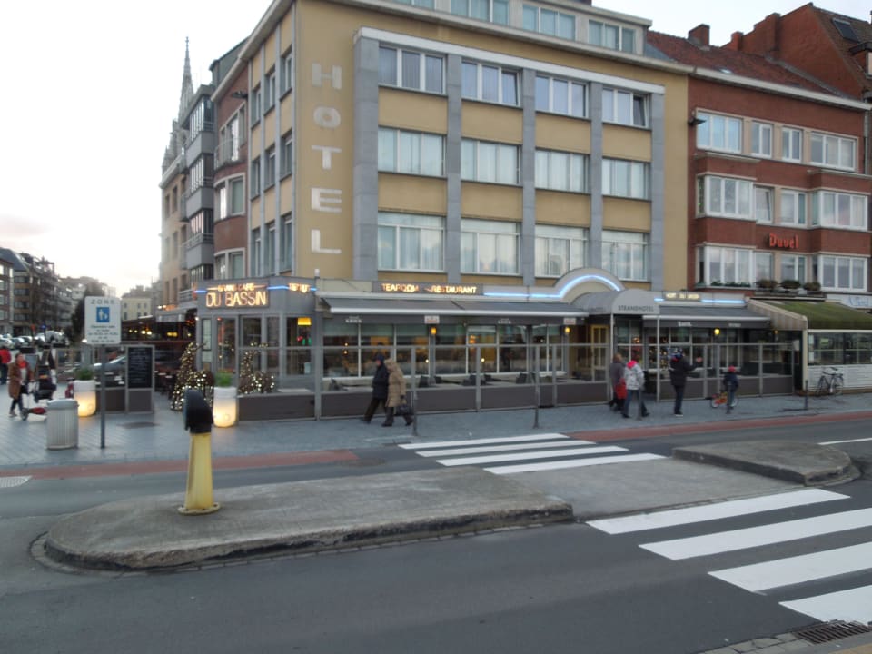 Hotel mit Terrasse von außen Strandhotel du Bassin
