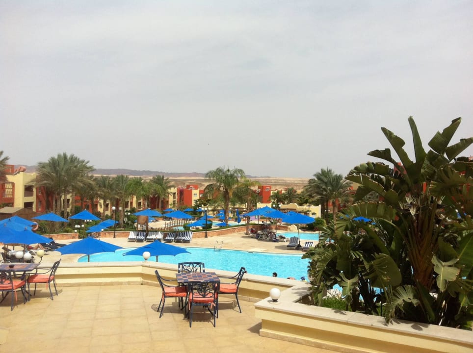 Mehrere Pools verteilen sich in der Anlage SUNRISE Cardina Resort
