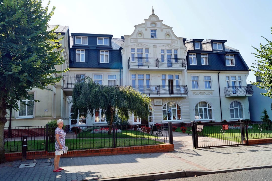 Wejście do hotelu Kurhotel Haus Grunwald