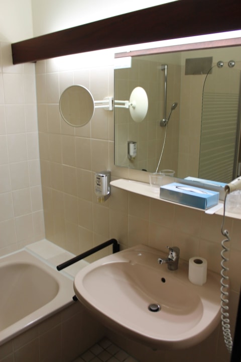 Altmodisches Badezimmer Göbel's Seehotel Diemelsee