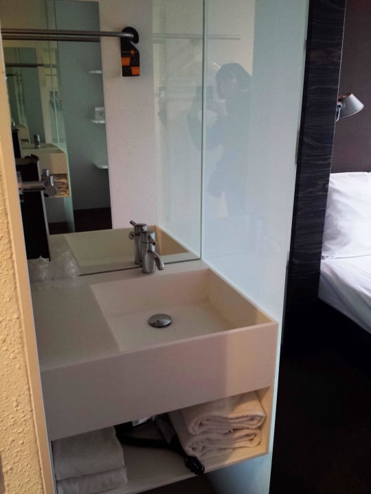 Waschbecken im Zimmer B&B Hotel Köln-West