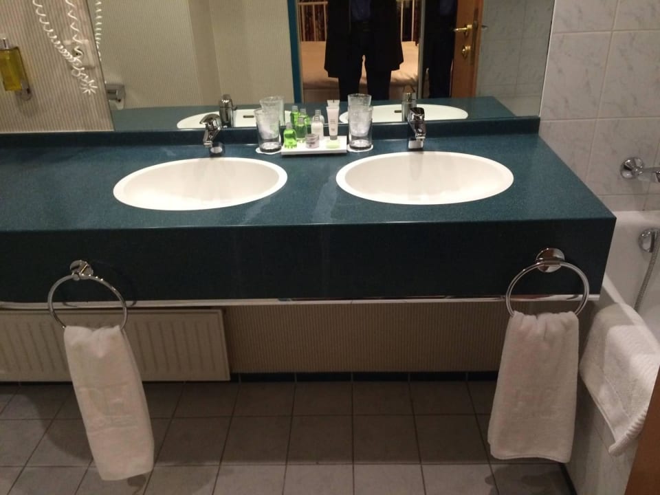 Badezimmer in der oberen Etage NH Prague City