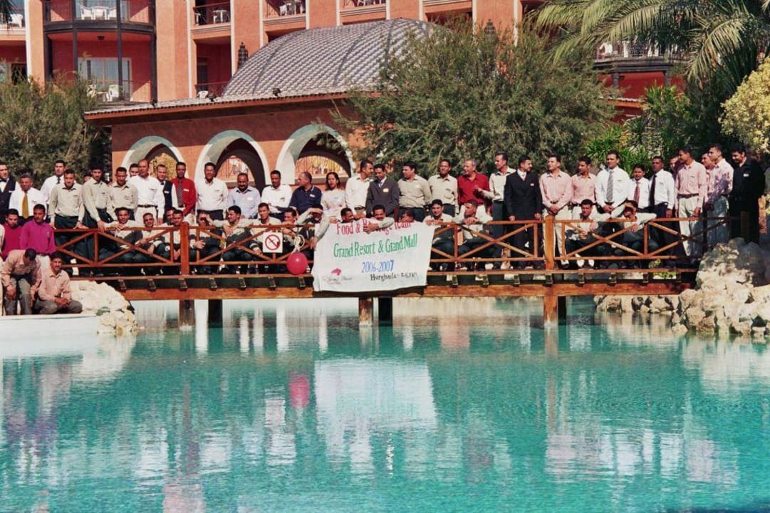Versammlung am Pool The Grand Resort