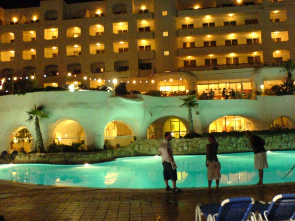 Pool bei Nacht db San Antonio Hotel + Spa