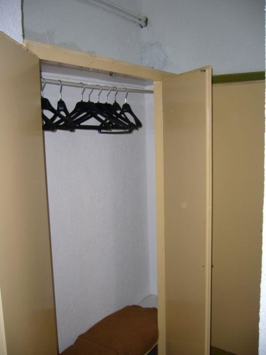 "Schrank Ohne Rückwand und Bretter, Wanddurchbruch" Livadi Nafsika Hotel (Dassia) • HolidayCheck