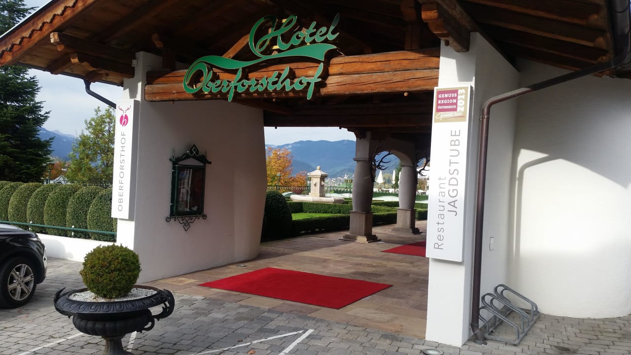 Eingangsbereich und Blick zur Terrasse Hotel Oberforsthof