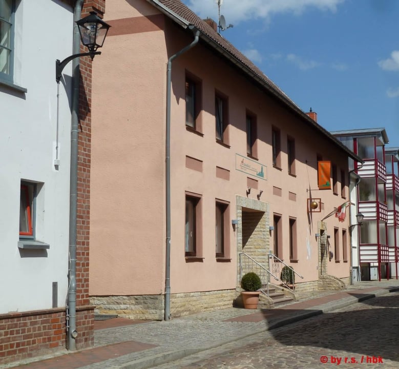 Vorderseite, in ruhiger Seitenstrasse Altstadthotel Goldene Kugel