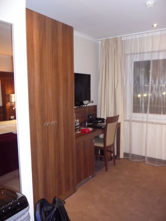 Kleiderschrank, Schreibtisch und Fernseher Flemings Hotel Frankfurt Main-Riverside