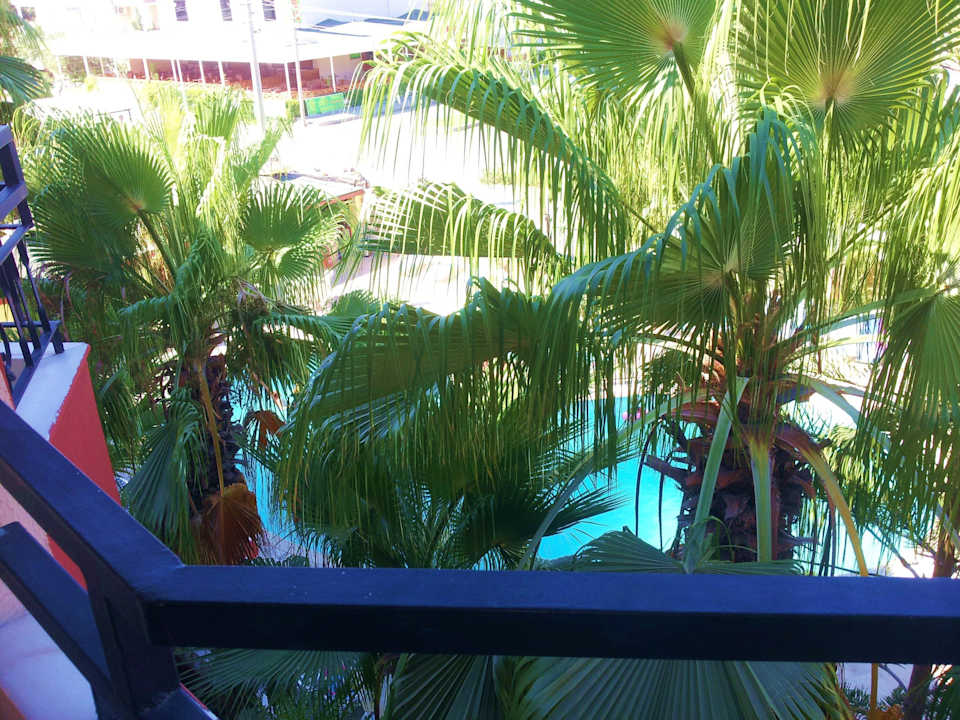 Blick vom Zimmer 212 auf Pool Semoris Hotel