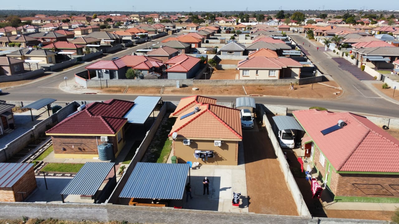 Außenansicht Rhino House with 3 bedrooms next to Pilanesberg and Sun City