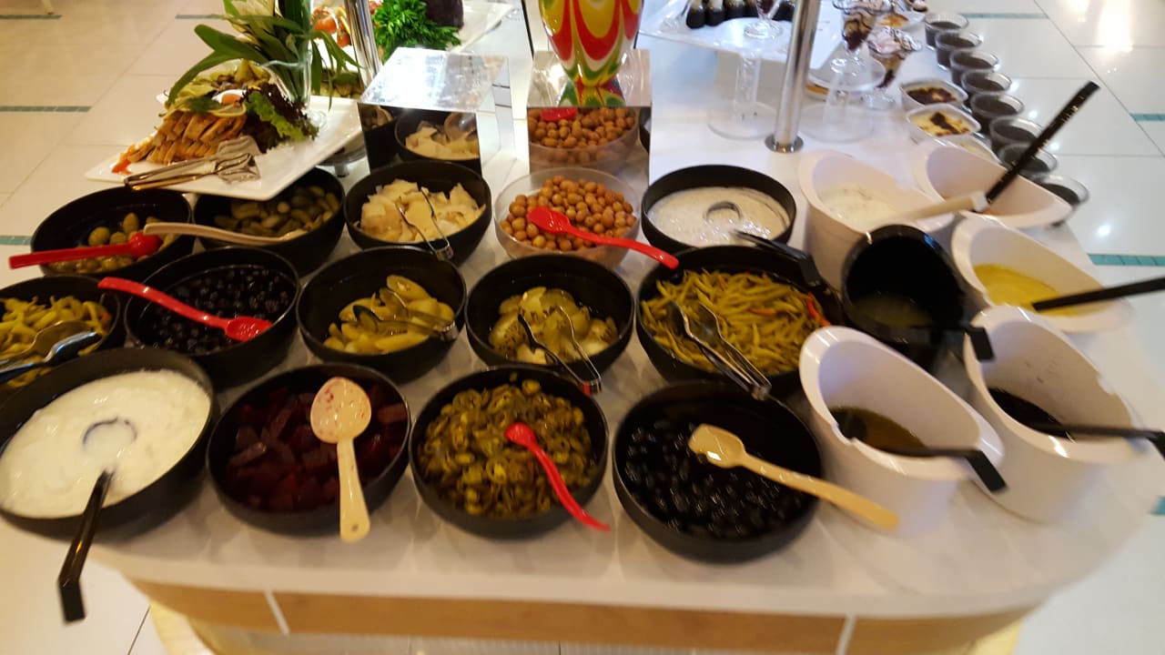 Buffet. Große Auswahl und schöne Dekoration. Salmakis Resort & Spa