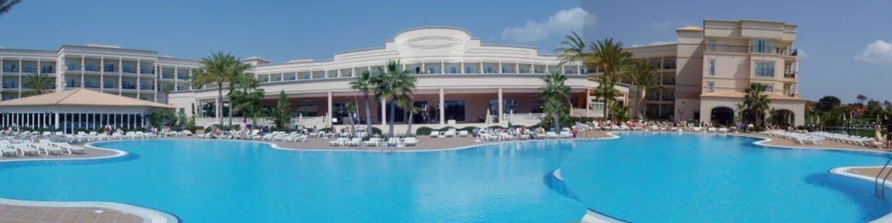 Hotel von der Poolseite PortoBay Blue Ocean