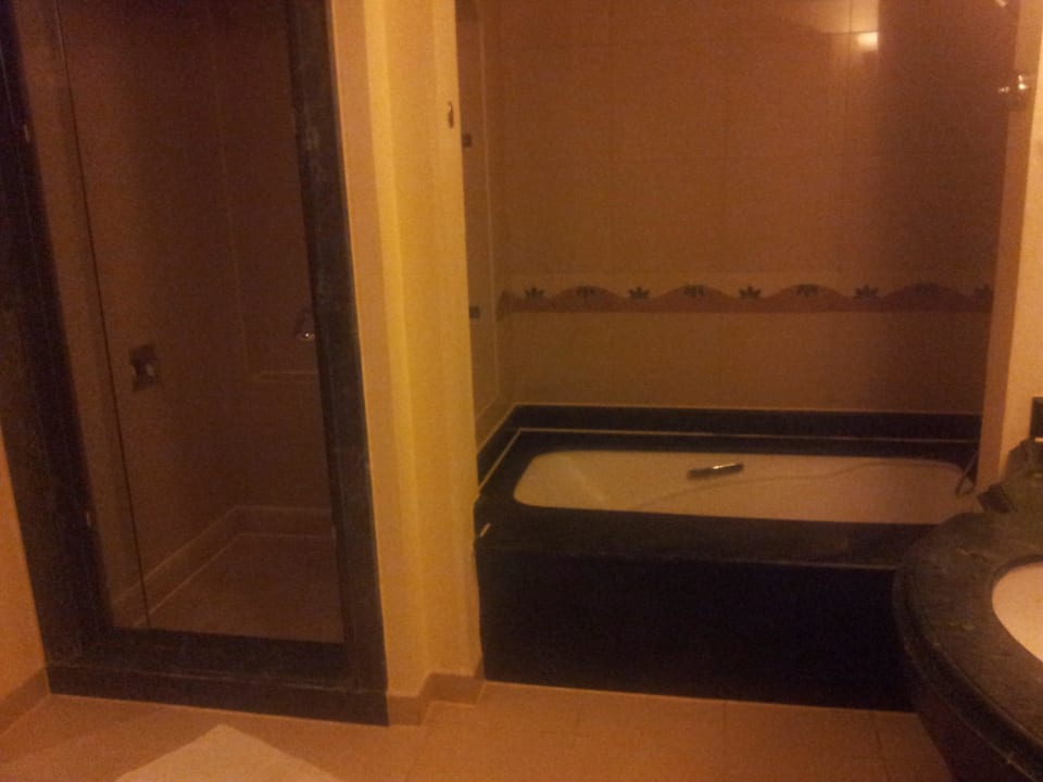 Sehr schönes bad Premier Le Reve Hotel & Spa