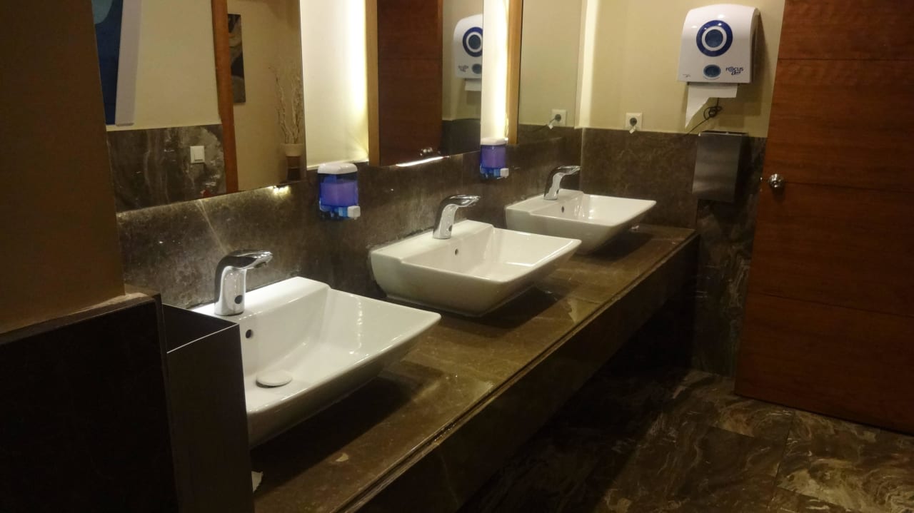 Männer WC Wyndham Garden Lara