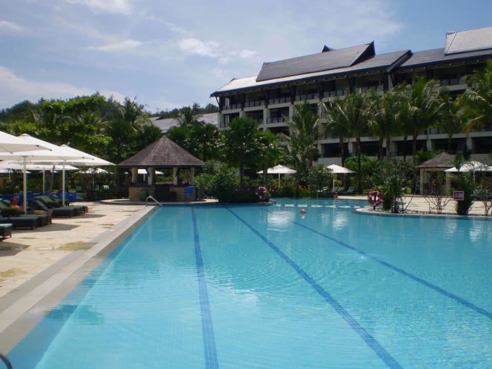 Poolbereich im Ocean Wing Shangri-La's Rasa Ria Resort & Spa