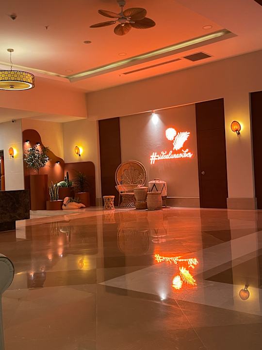 Lobby Side Aluna Hotel