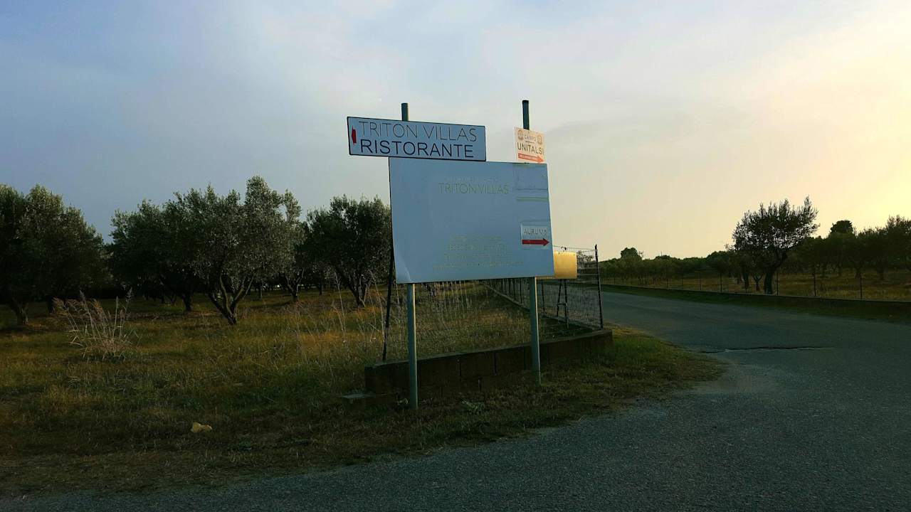 Vor der Einfahrt Villaggio Triton
