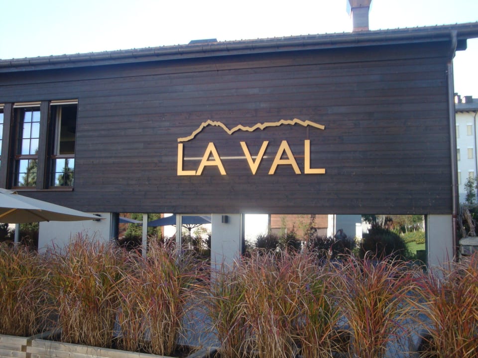 Haupthaus (unten : Poolbereich) La Val Hotel & Spa