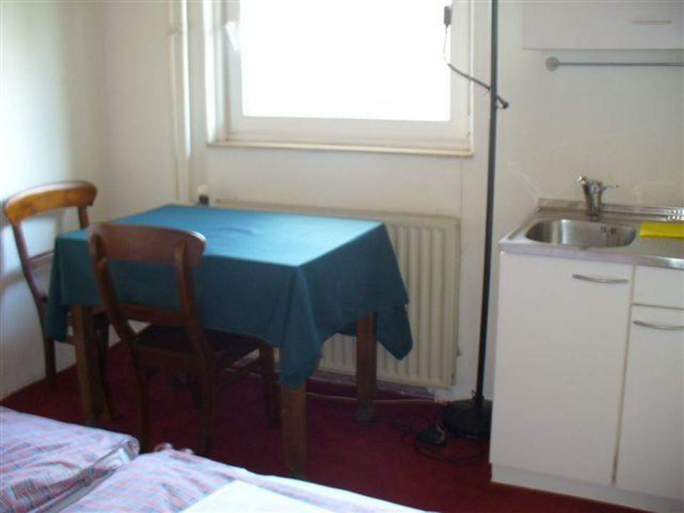 Durchgangszimmer mit Blick zum Fenster OG Apartments Stegelshof