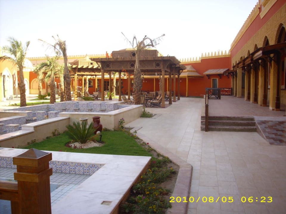 Vorplatz der Freilichtbühne Pickalbatros Alf Leila Wa Leila Resort - Neverland Hurghada