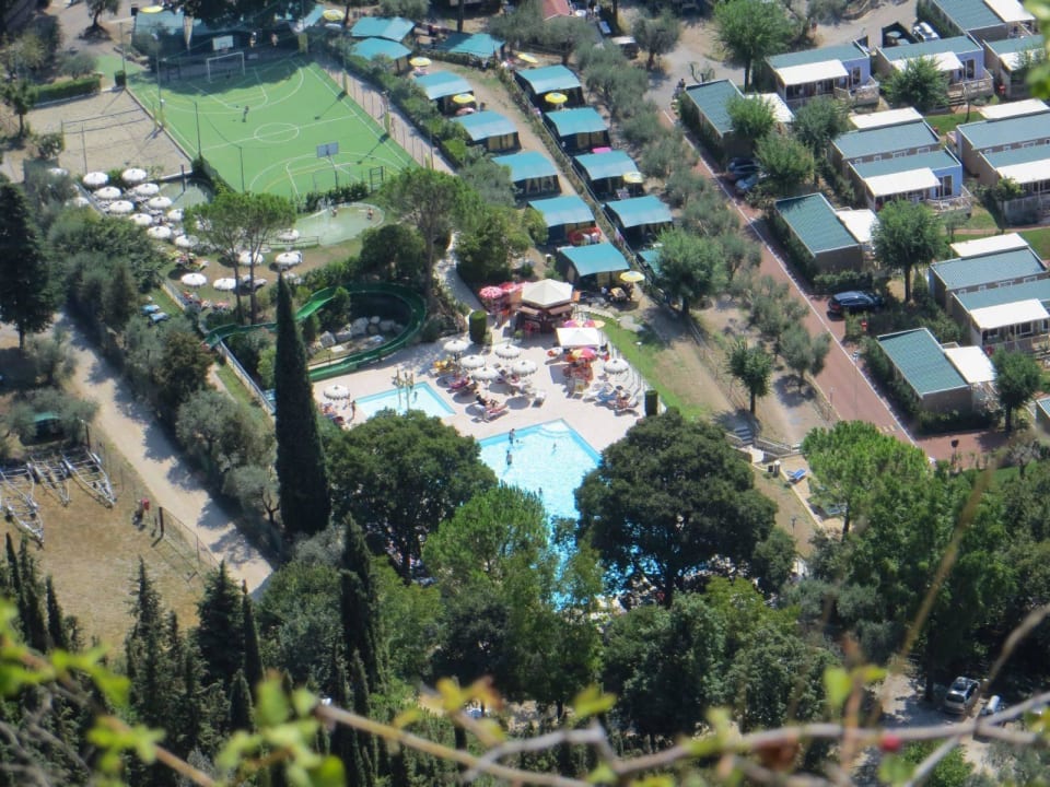 Poolanlage von oben La Rocca Camping Village