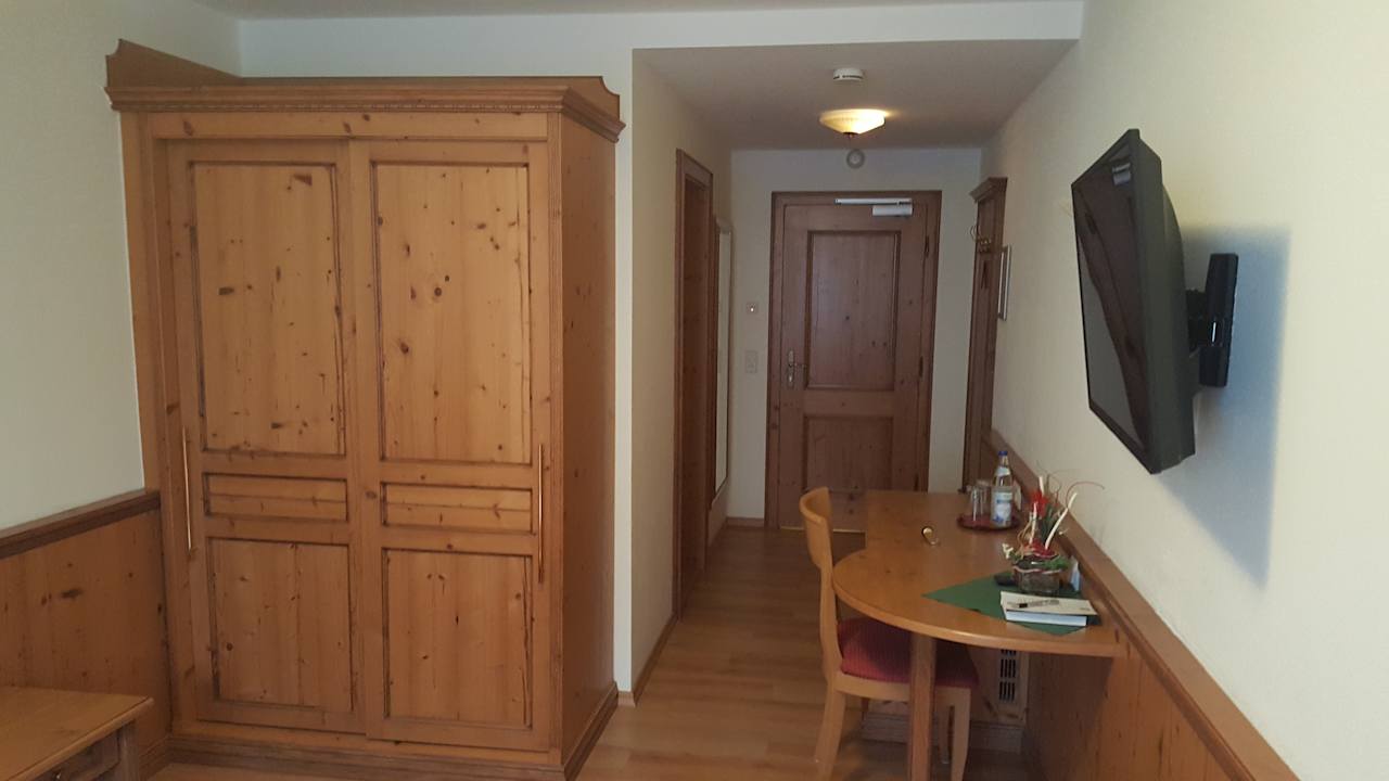 Kleiderschrank und Eingangstür  Hotel bayrischer Löwe