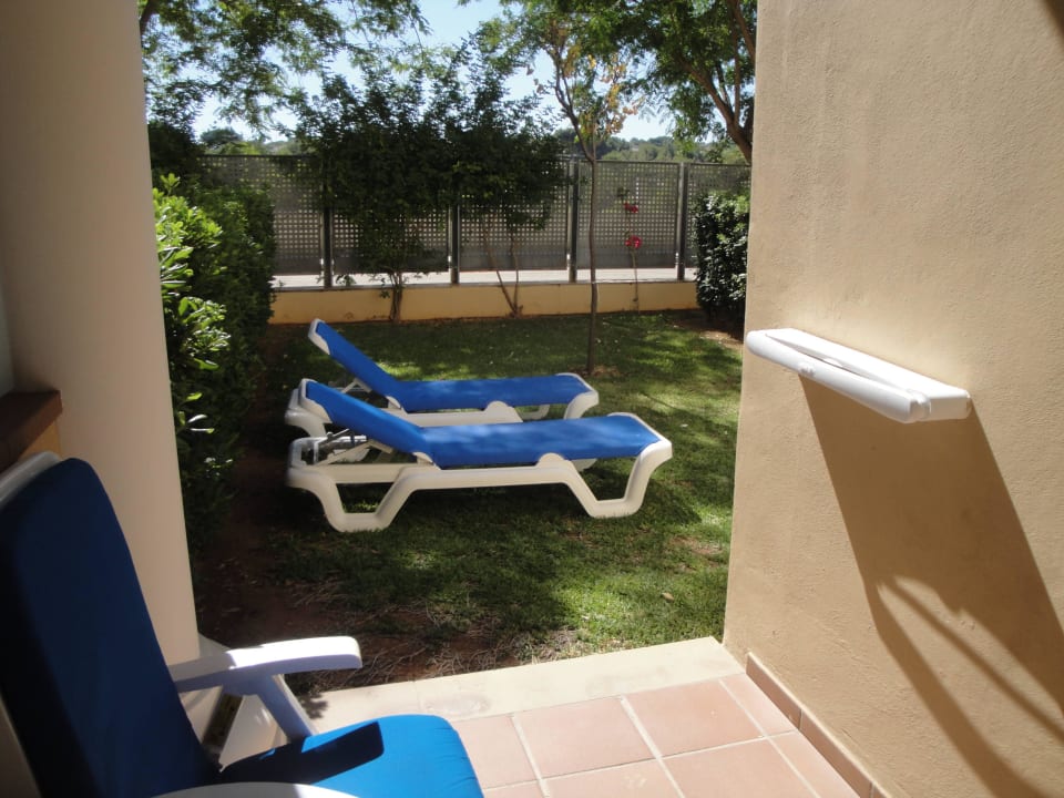 Graten mit Liegen für die unteren Zimmer Grupotel Playa de Palma Suites & Spa