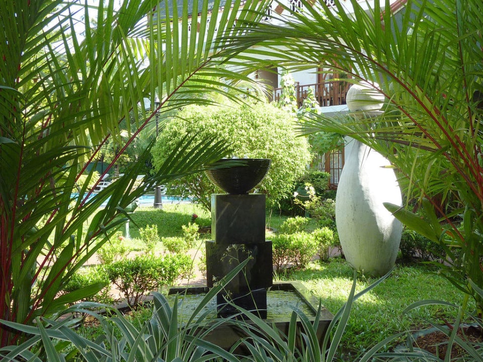 Blick vom Frühstückstisch in die Anlage Hotel Bentota Village