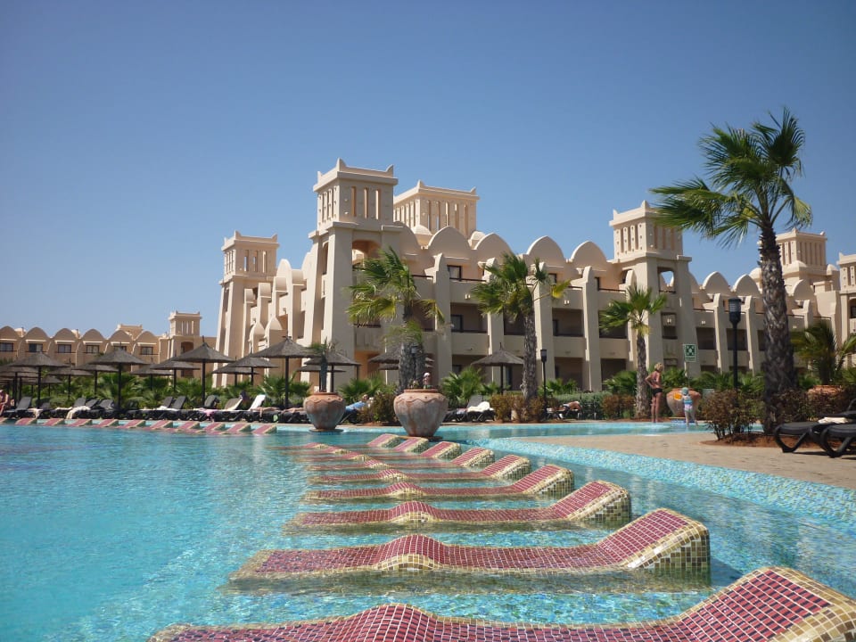 Poolliegen zum Sonnen Hotel Riu Touareg