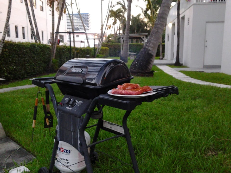 Der Grill im Garten Suites Summerland