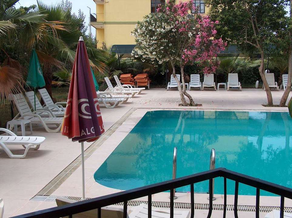 Gähnende Leere am Pool im Sertkaya Hotel Hotel Sertkaya