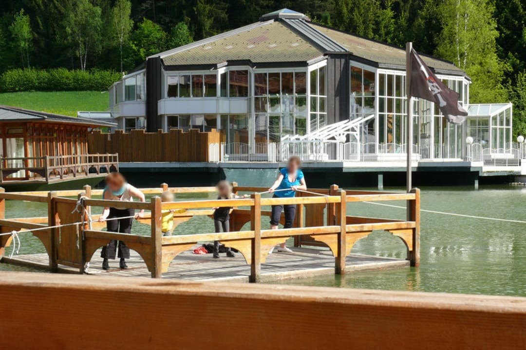 Das Floß zieht man selbst über den Badeteich Falkensteiner Family Resort Lido