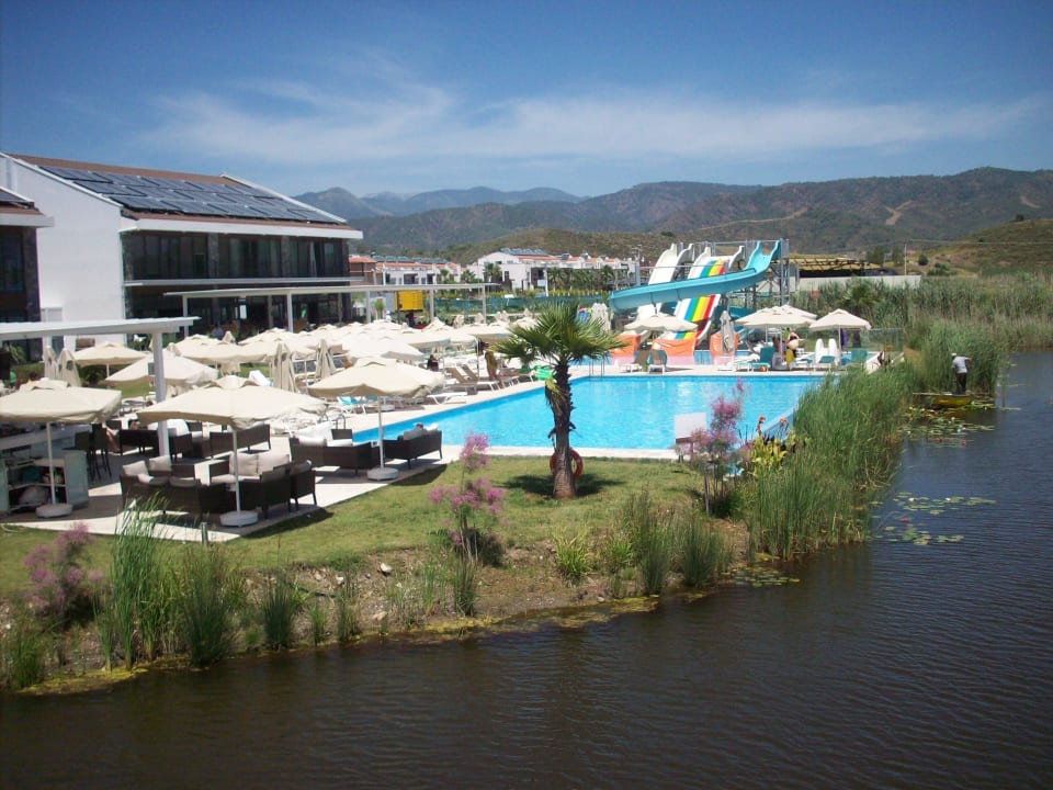 Blick auf den Pool und Restaurant Jiva Beach Resort