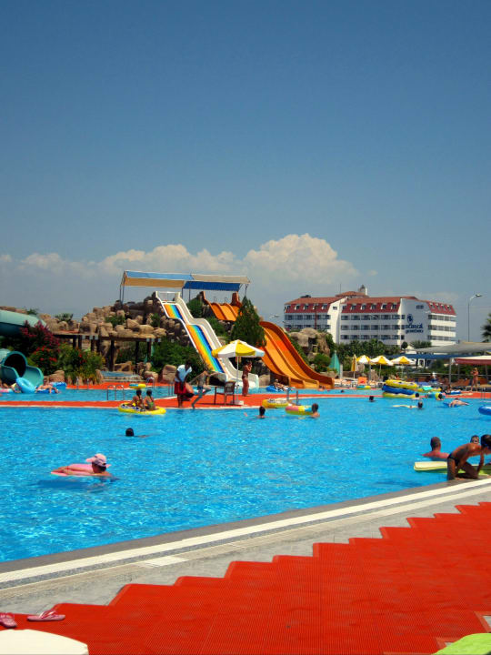 Wasserrutschen vom Aqua-Park VONRESORT Golden Beach