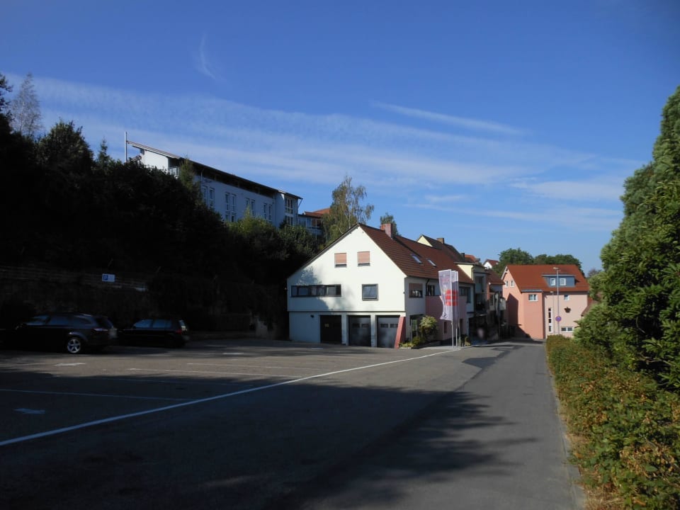 Außenansicht Haupthaus und am Berg Gästehaus Landhotel Gasthof Krone