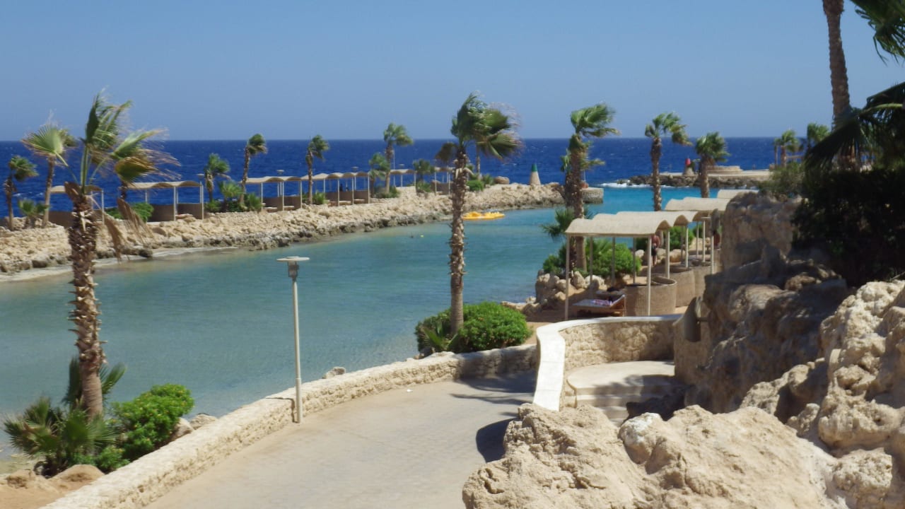 Linke Lagune mit Liegen Pickalbatros Citadel Resort