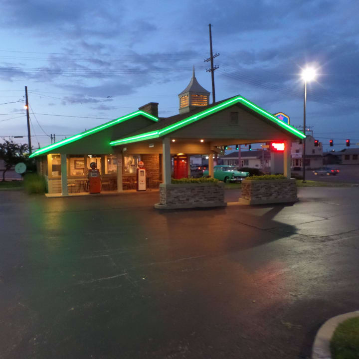 Ansicht des Hauptgebäudes bei Dämmerlicht Best Western Hotel Route 66