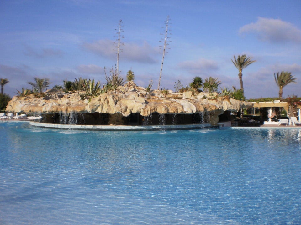 Vodopádyy u bazenu. Mahdia Beach & Aquapark