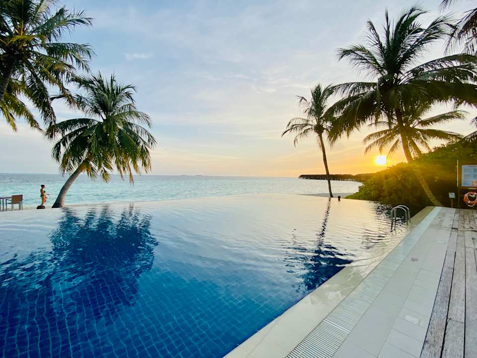 Pool Vilamendhoo Island Resort & Spa