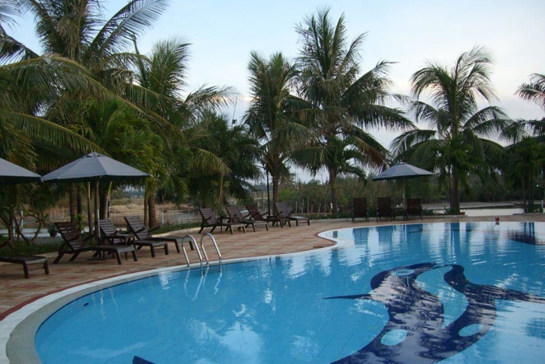Blick auf einen der beiden Hotel-Pools Hotel Hoi An Beach Resort
